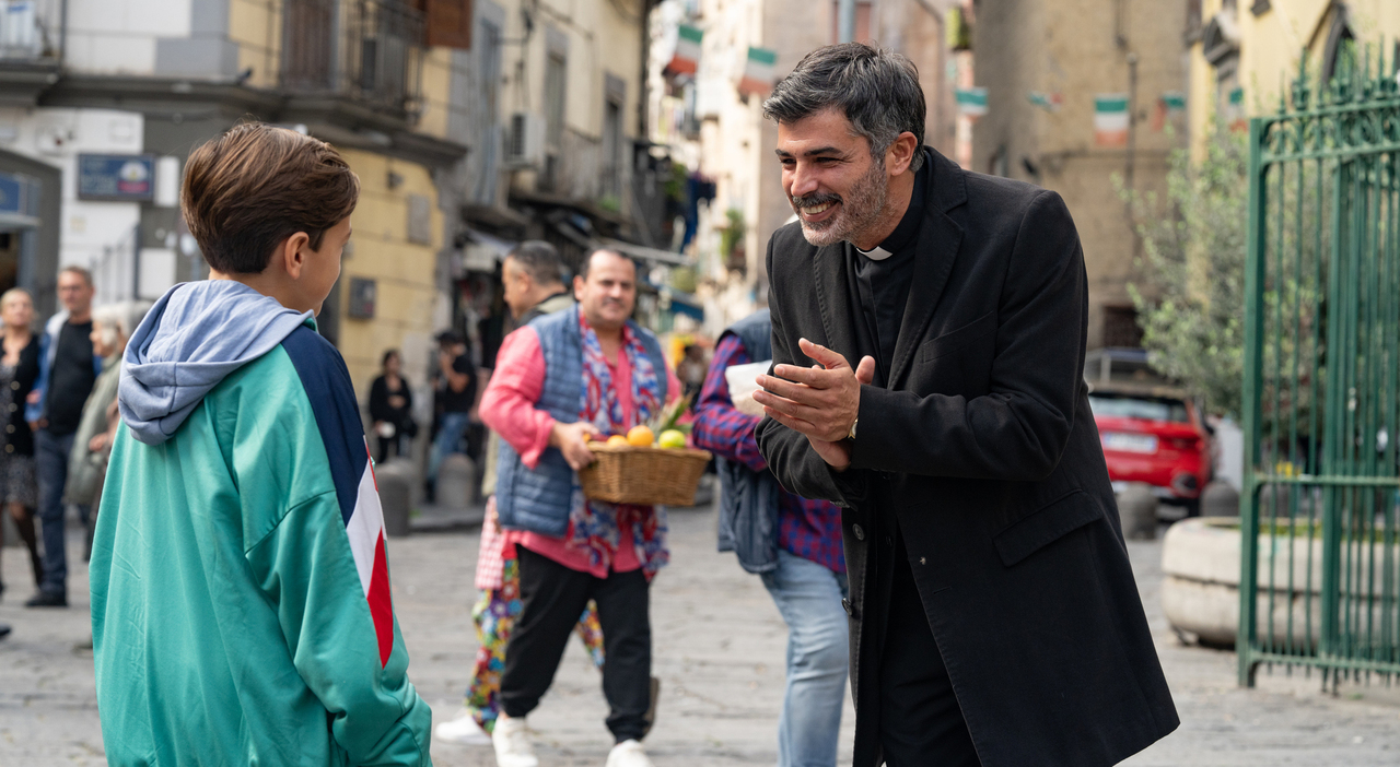 Ascolti TV 23 ottobre 2025: Rai1 domina con Noi del Rione Sanità al 19,1%, Canale5 a 15,9% con Io Canto Family Ascolti TV 23 ottobre 2025: Rai1 domina con Noi del Rione Sanità al 19,1%, Canale5 a 15,9% con Io Canto Family