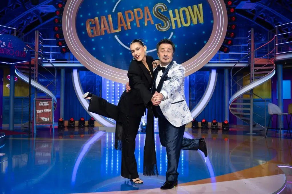 gialappashow gaia alla co conduzione alba parietti e virginia raffaele ospiti nella seconda puntata