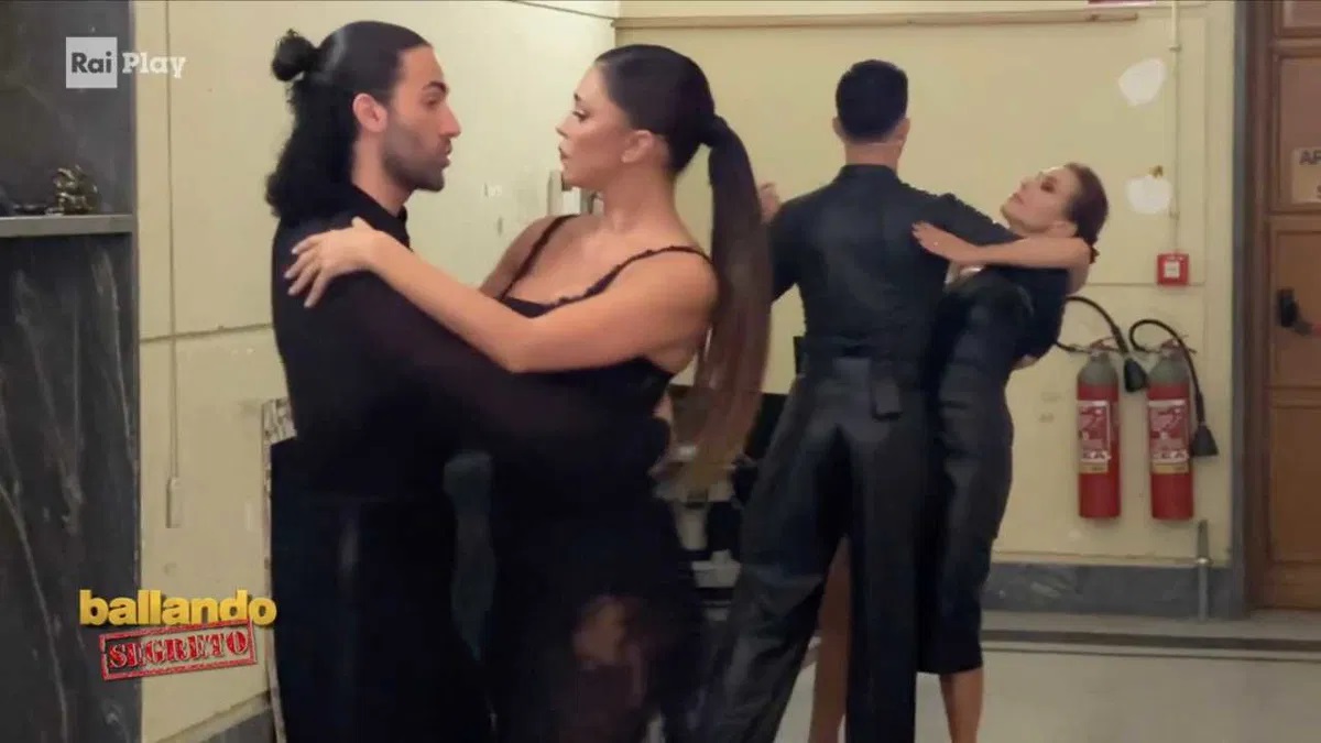 Belen Rodriguez e Barbara d’Urso a Ballando con le Stelle: vecchie ruggini e silenzi dietro le quinte Belen Rodriguez e Barbara d’Urso a Ballando con le Stelle: vecchie ruggini e silenzi dietro le quinte