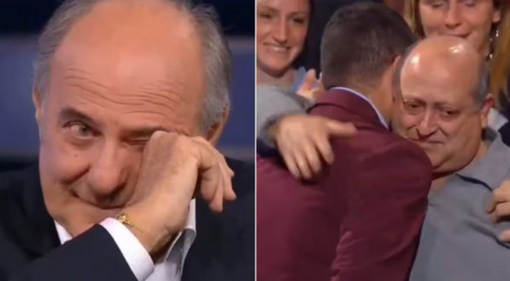 La Ruota della Fortuna, Gabriele Casti vince 161mila euro: lacrime, abbracci e la commozione di Gerry Scotti La Ruota della Fortuna, Gabriele Casti vince 161mila euro: lacrime, abbracci e la commozione di Gerry Scotti
