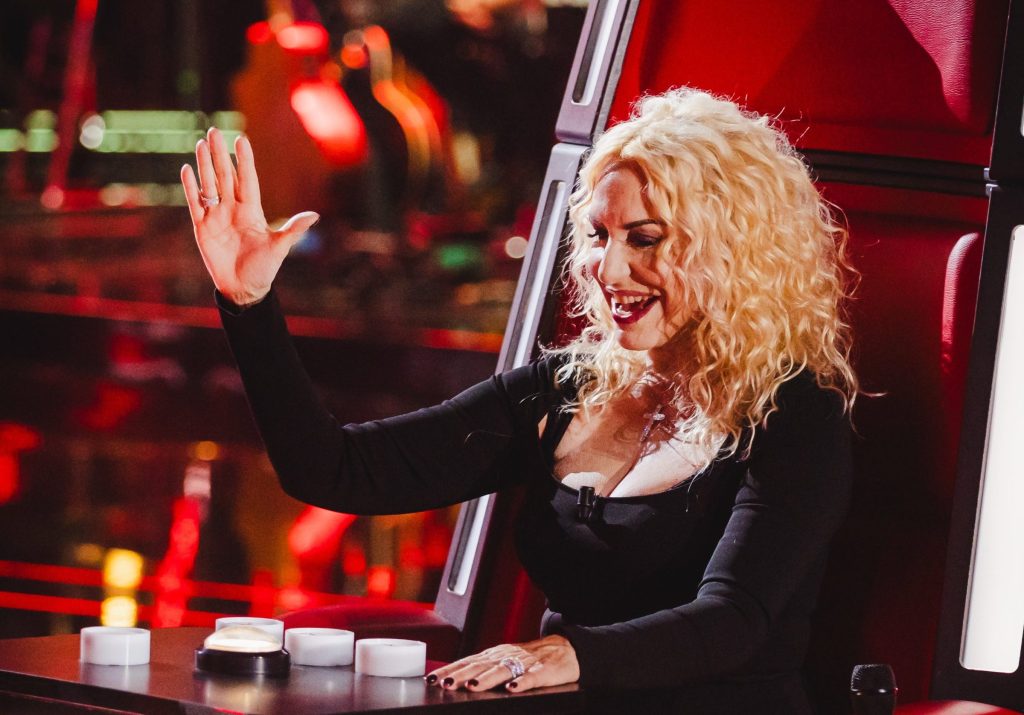 ascolti tv venerd236 28 novembre 2025 the voice senior domina al 225 tradimento al 153