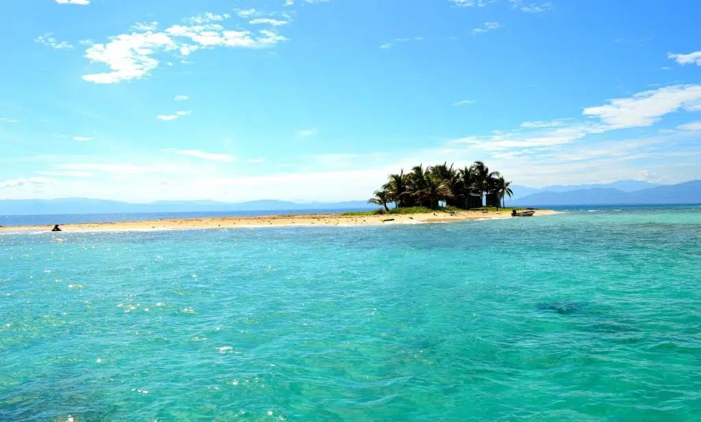 Isola dei Famosi, protesta dei Garifuna: location a rischio e Banijay cerca un piano B