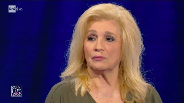 Paura negli studi Rai: Iva Zanicchi cade durante la registrazione di Belve Paura negli studi Rai: Iva Zanicchi cade durante la registrazione di Belve
