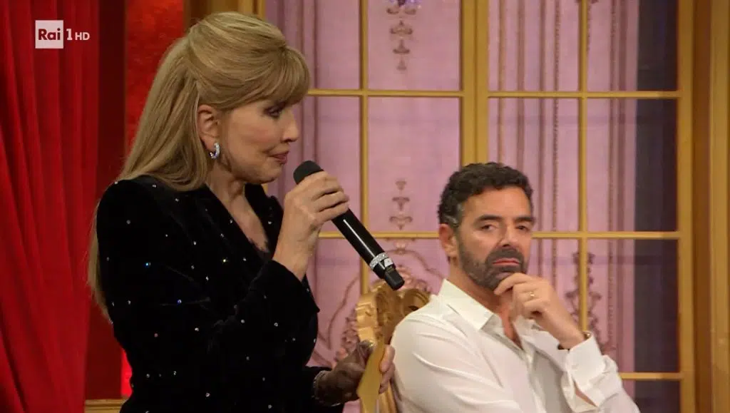 Ballando con le Stelle, incidente in diretta: la busta appare prima della chiusura del televoto Ballando con le Stelle, incidente in diretta: la busta appare prima della chiusura del televoto