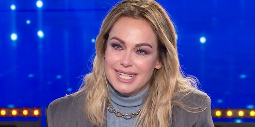 “Se potessi tornare indietro…”: Sonia Bruganelli emoziona il pubblico “Se potessi tornare indietro…”: Sonia Bruganelli emoziona il pubblico