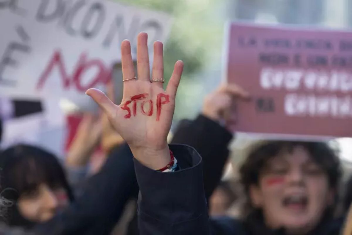 Giornata contro la violenza di genere: una donna su tre è vittima, i dati Istat e ciò che le statistiche non mostrano