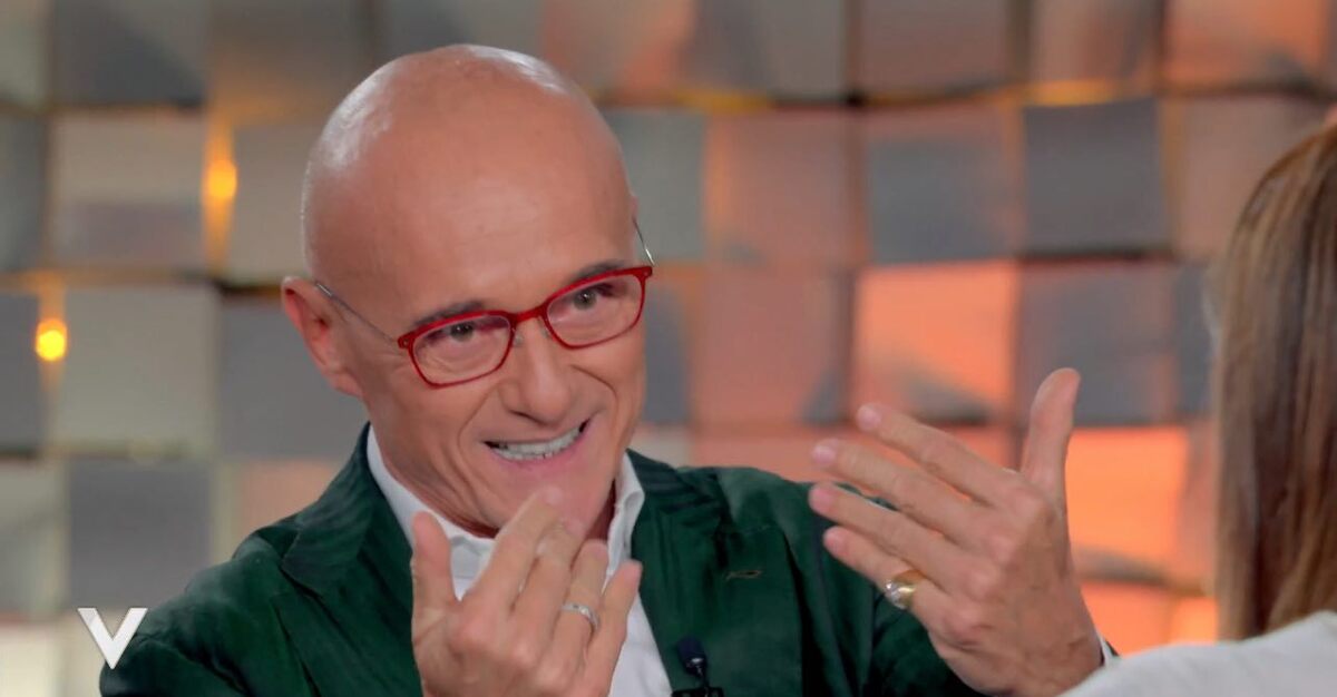 Alfonso Signorini torna in TV e annuncia le nozze a Verissimo: “Dopo 23 anni, è il momento giusto”