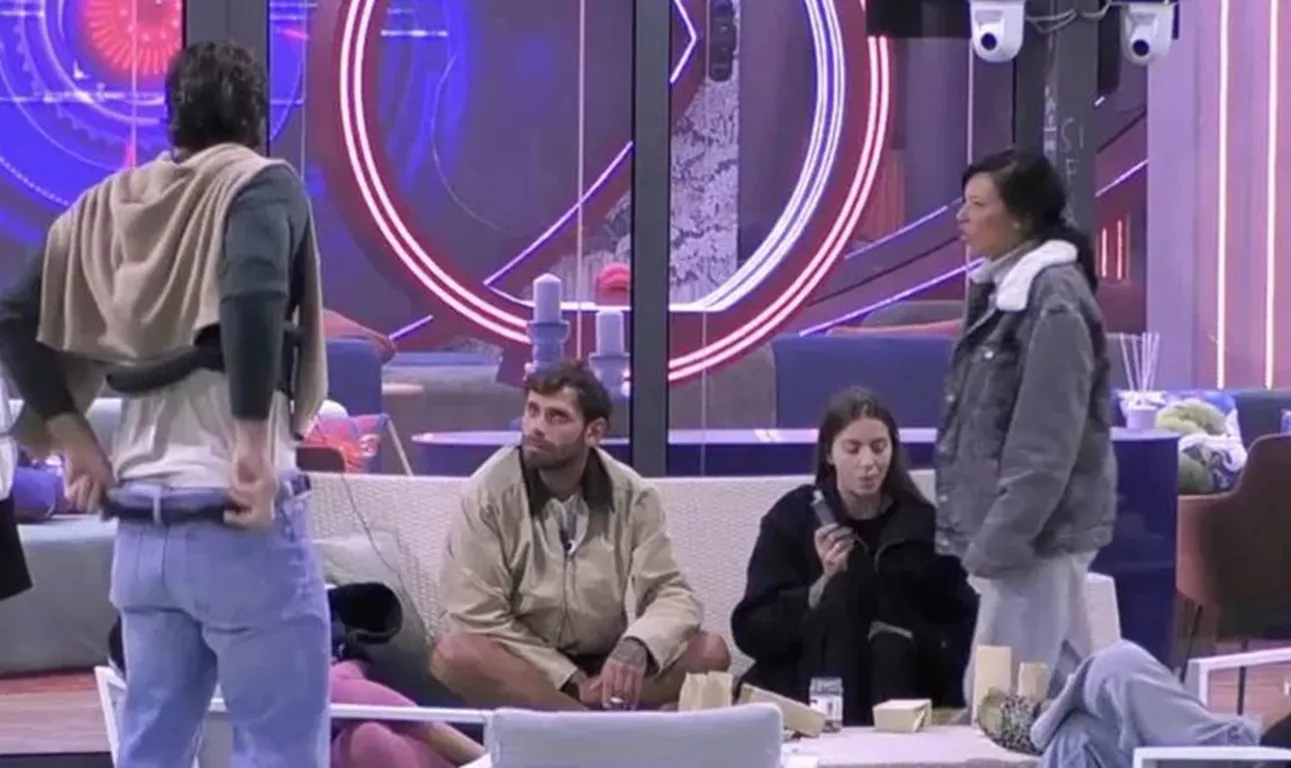 gf serata infuocata omer fuori si se si abbassa i pantaloni nel mezzo della lite