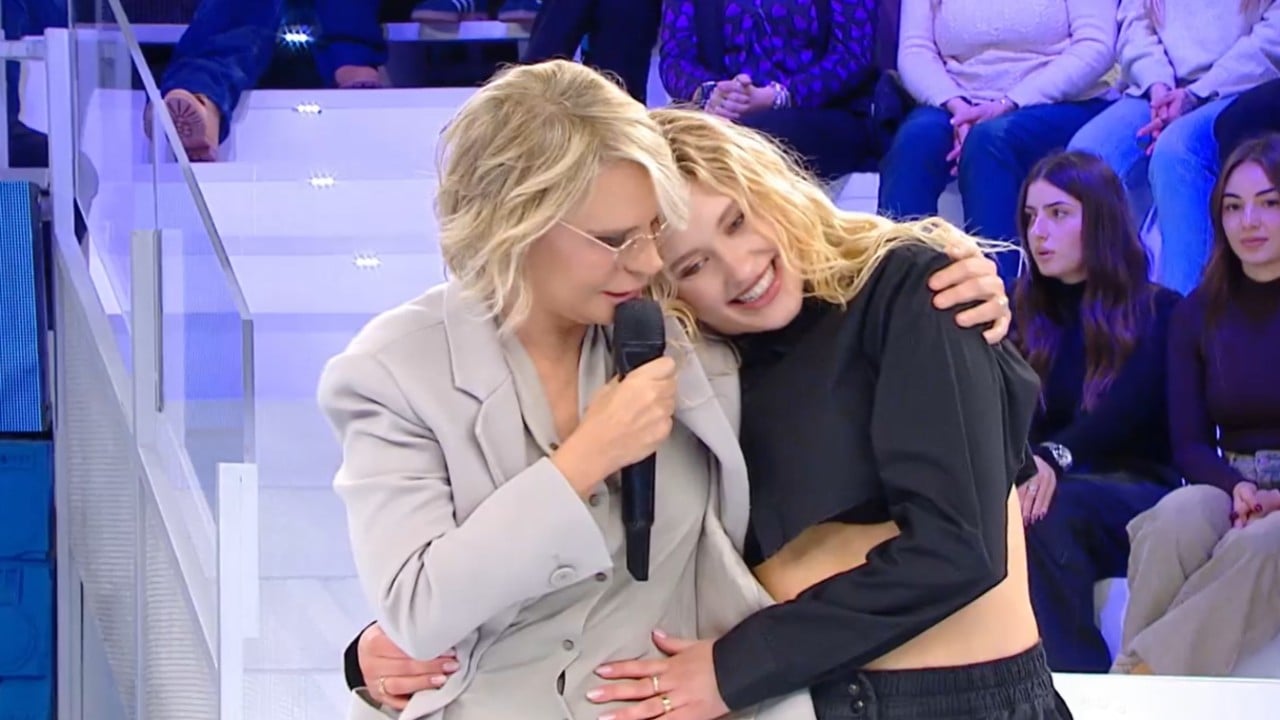 Ascolti TV Total Audience | Domenica 30/11/2025: Amici +75K, La Notte nel Cuore +31K, TG1 13:30 +24K