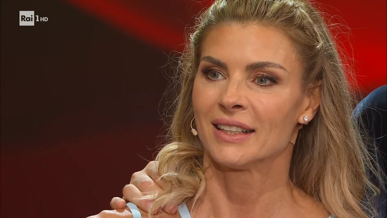 Selvaggia Lucarelli stronca Martina Colombari: “Manca cuore e anima… sembri un cyborg” Selvaggia Lucarelli stronca Martina Colombari: “Manca cuore e anima… sembri un cyborg”