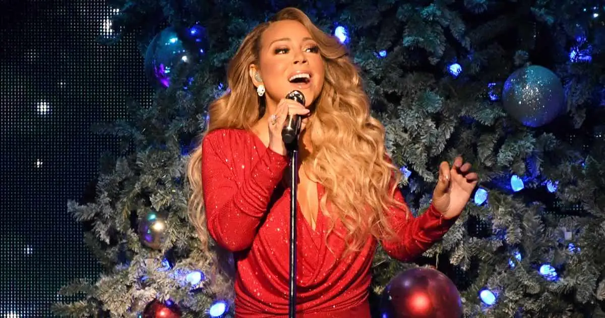 Mariah Carey preoccupa i fan: si muove poco e male sul palco durante il tour natalizio