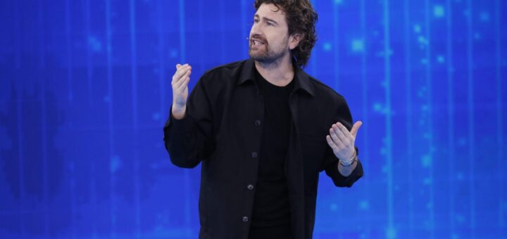 Serale di Amici 2026, anticipazioni: super ospiti Serena Brancale, Ermal Meta e Siani