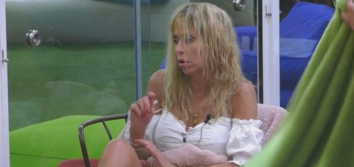 “Ho vomitato, è stata la mela”: Valeria Marini scatena il panico nella Casa