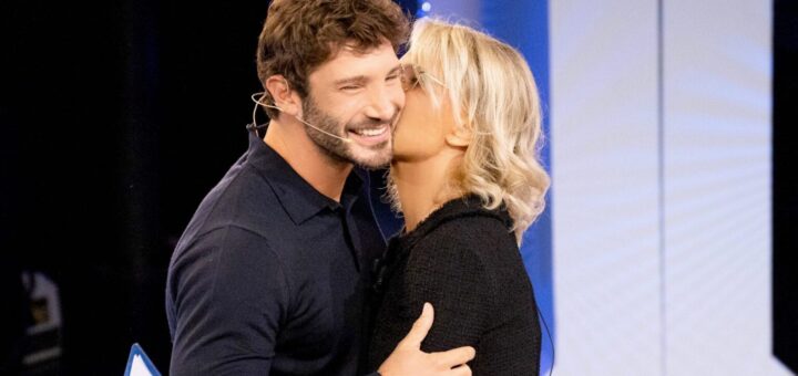 Sanremo 2027 verso il cambiamento: meno cantanti e rumors su Maria De Filippi