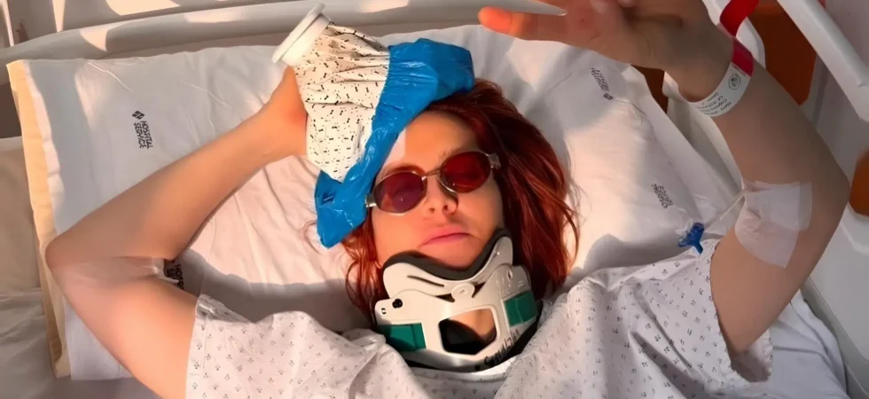 Noemi rompe il silenzio dopo la caduta dal palco: “Sto bene, ma mi fermo”