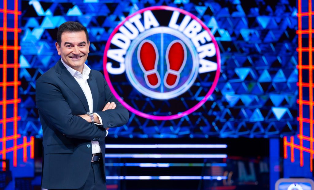 caduta libera riparte con max giusti e sorprende tutti arriva l8217orchestra dal vivo da Tivvusia.it caduta libera riparte con max giusti e sorprende tutti arriva l8217orchestra dal vivo