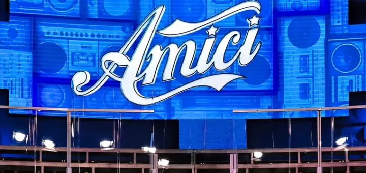 Amici 26, bufera nella scuola: cantante sospeso per presunti plagi